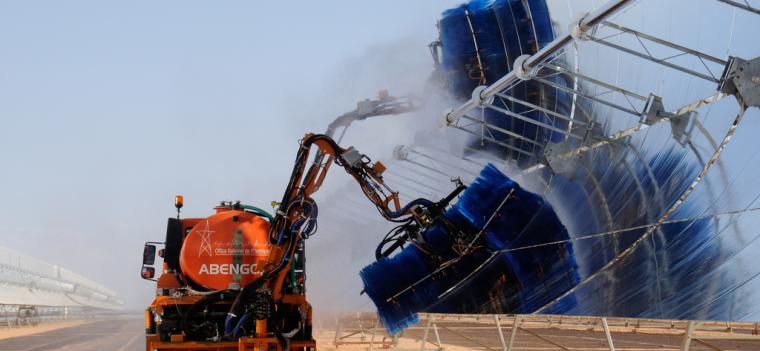 Cleaning solar panels. Ain Beni Mathar Integrated Combined Cycle Thermo-Solar Power Plant. Photo: Dana Smillie / World Bank